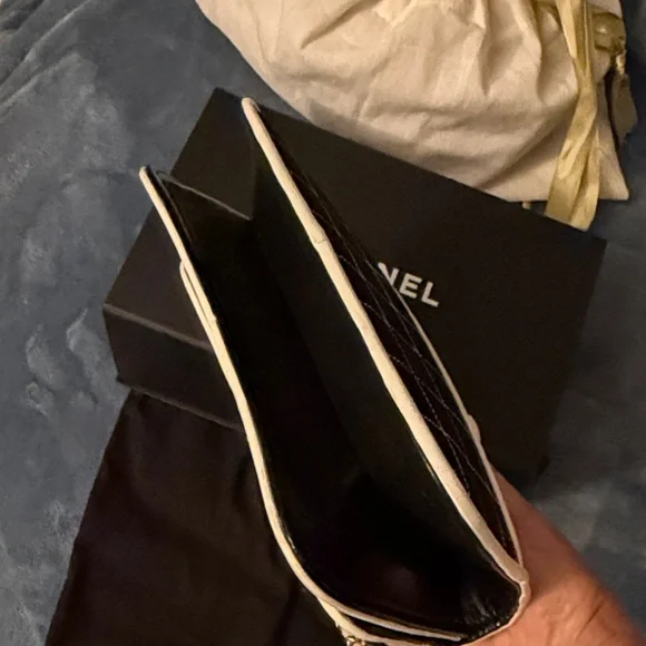 CHANEL Black and White Quilted Shoulder Bag with Gold Chain - Picture 6 of 15